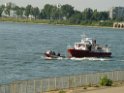 Einsatz Loeschboot und Rettungsboot Koeln Muelheim  P32